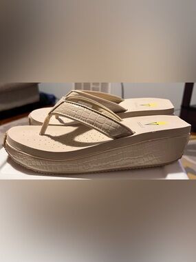 Volatile Platform Flip Flops Size 9 Ivory Croc Embossed Chunky Sandals Y2K